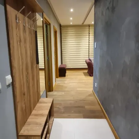 Giron Apartman *